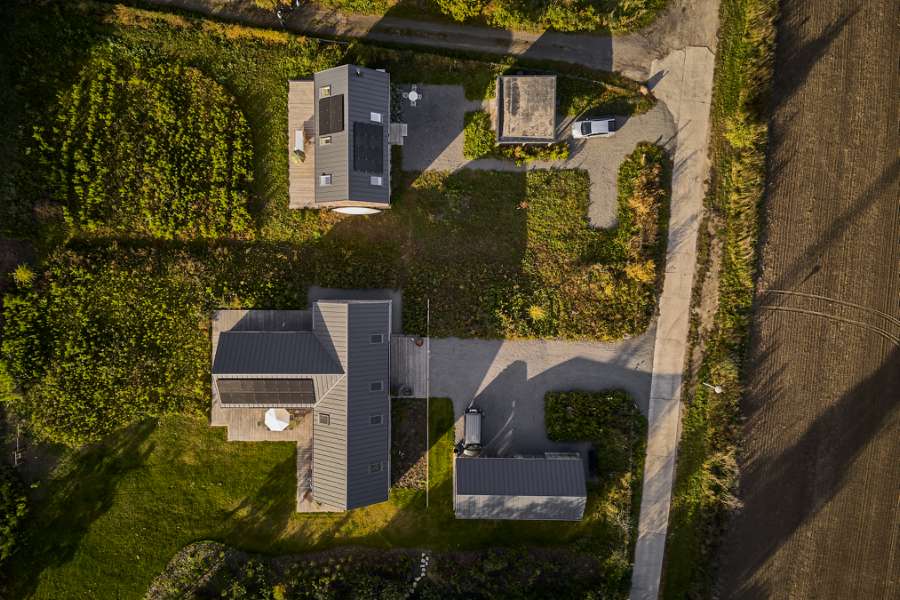 Roen sænker sig under ståltag på idyllisk naturgrund, Fischerstraße 11d, 14778 Päwesin, Tyskland